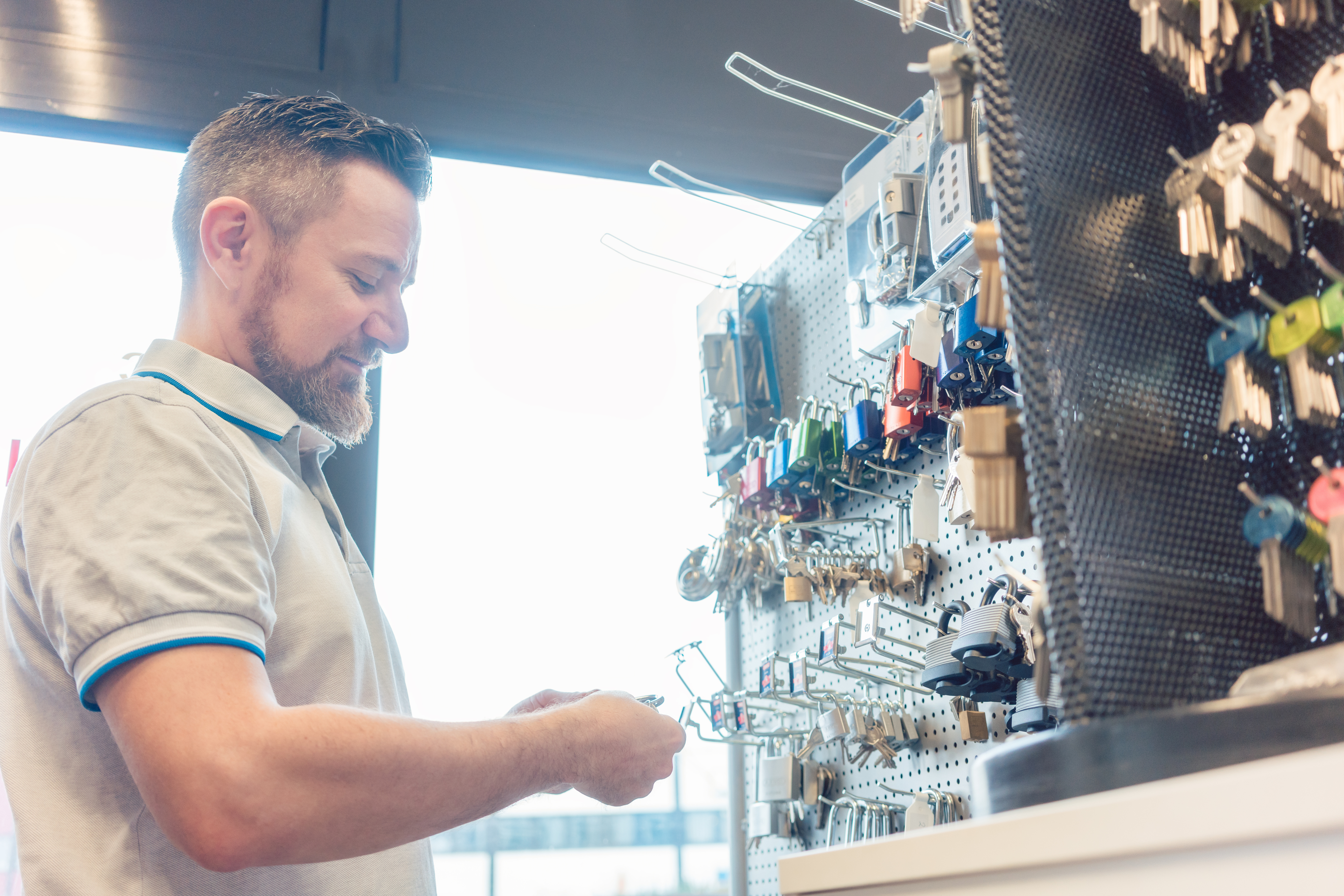trabajador haciendo copia de llaves